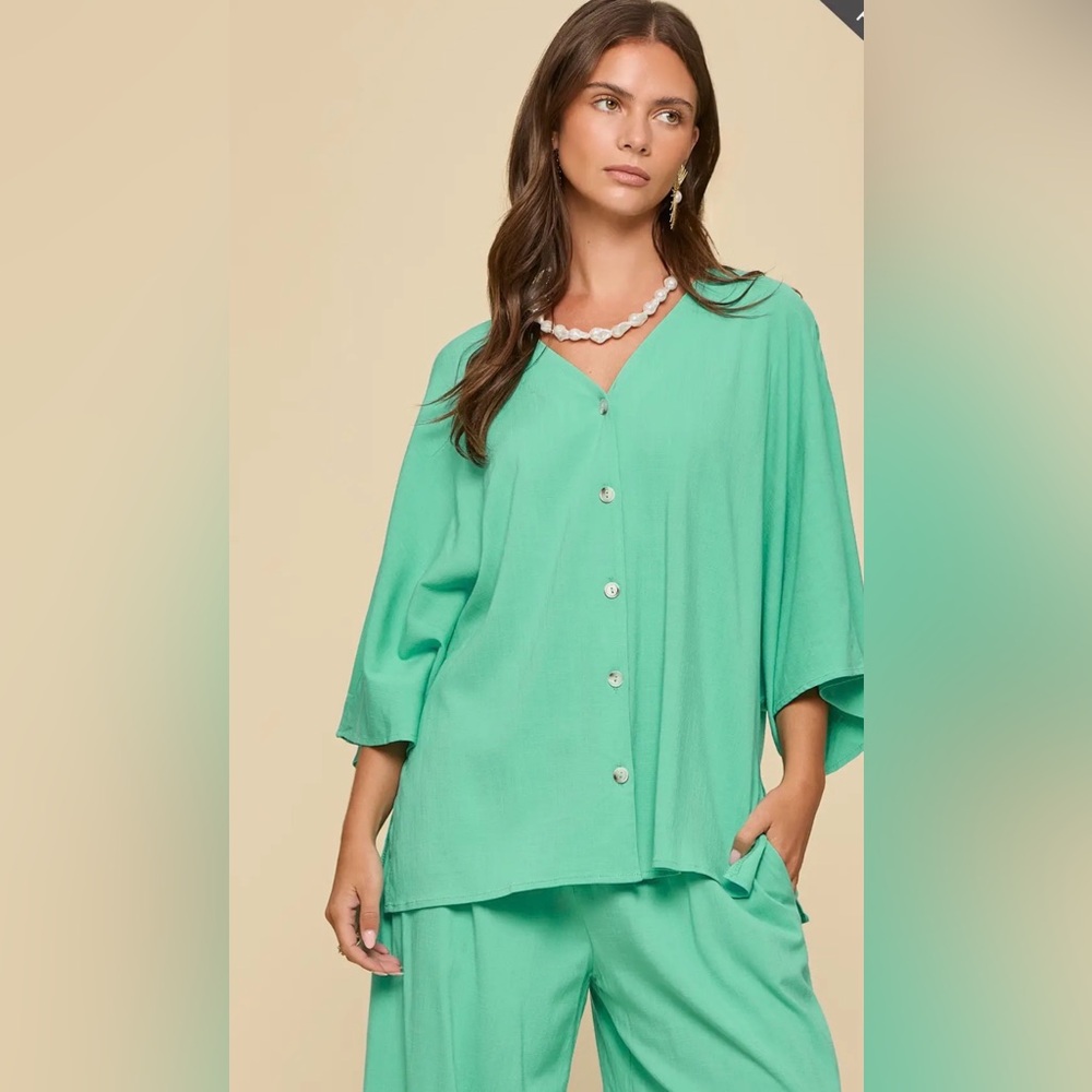 Relaxed Wide-Leg Women’s Pant Set in Mint Green - Picture 2 of 3